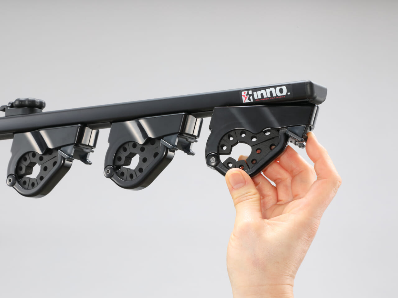 ｜「これは盲点」「使ったら便利」え、そんなところに…？困っていた車内の収納、一発解決。高級車にも馴染む“漆黒”ハイエンドモデルが魅力的。