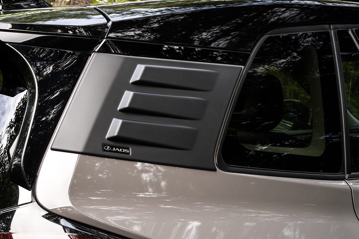 RAV4 アドベンチャーに装着された、JAOS ピラープロテクター｜「こんなに雰囲気が変わるんだ…」トヨタ 新型RAV4のカスタマイズ車両がド迫力すぎてヤバい！ タフでワイルドなSUVに大変身！