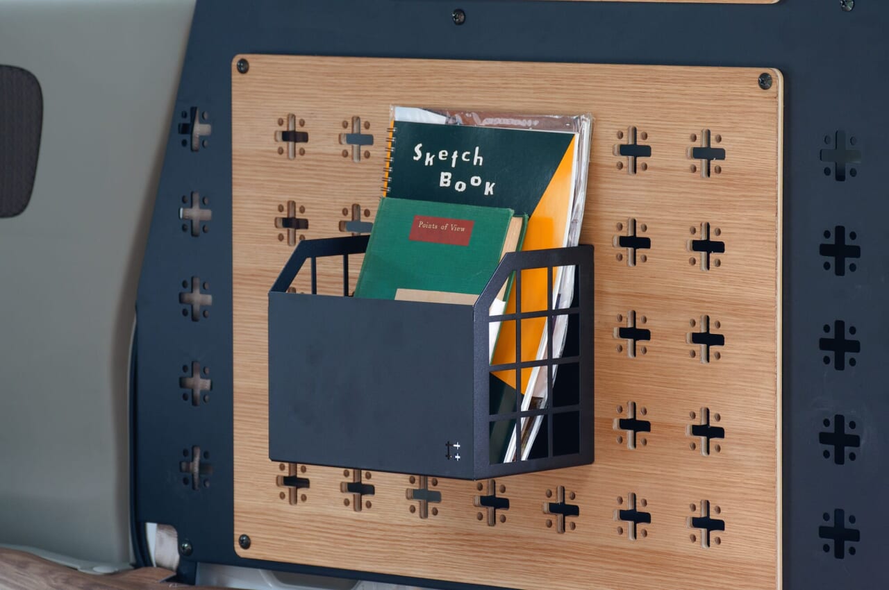 ｜「これは欲しい…」「収納の最終形態」100均で拡張可能、タフで重量物も安心の強度。PC周辺機器やガジェットを配置しても良いかも。