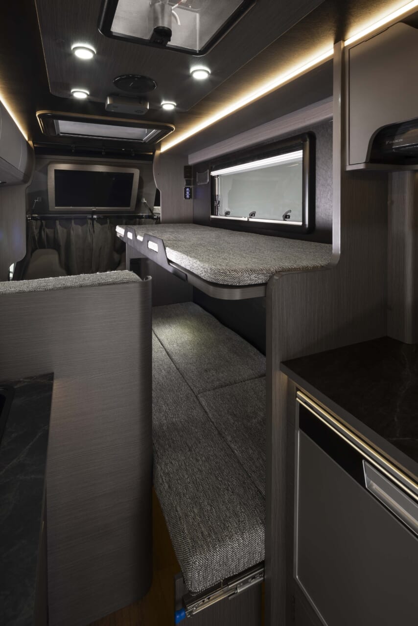 ｜「トヨタ車がここまで…」「今まで見たことない」使い勝手の良い設計、長期滞在も可能。忖度無しに最高の住まい。