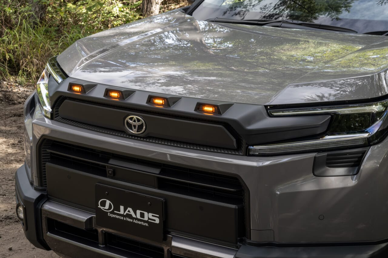 RAV4 アドベンチャーに装着された、JAOS ノーズプロテクター｜「こんなに雰囲気が変わるんだ…」トヨタ 新型RAV4のカスタマイズ車両がド迫力すぎてヤバい！ タフでワイルドなSUVに大変身！