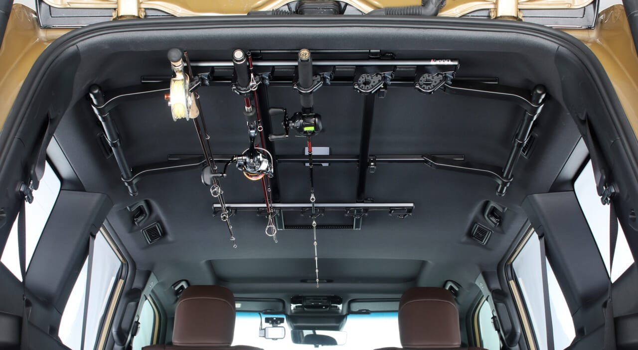 ｜「これは盲点」「使ったら便利」え、そんなところに…？困っていた車内の収納、一発解決。高級車にも馴染む“漆黒”ハイエンドモデルが魅力的。