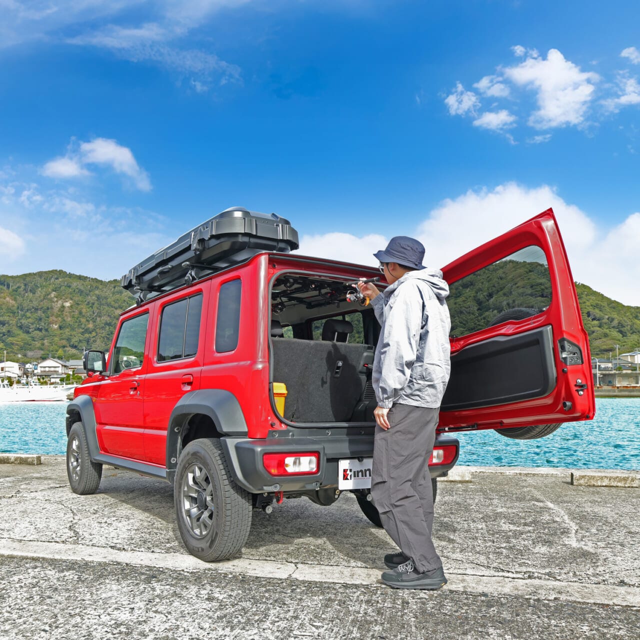 ｜「これは盲点」「使ったら便利」え、そんなところに…？困っていた車内の収納、一発解決。高級車にも馴染む“漆黒”ハイエンドモデルが魅力的。