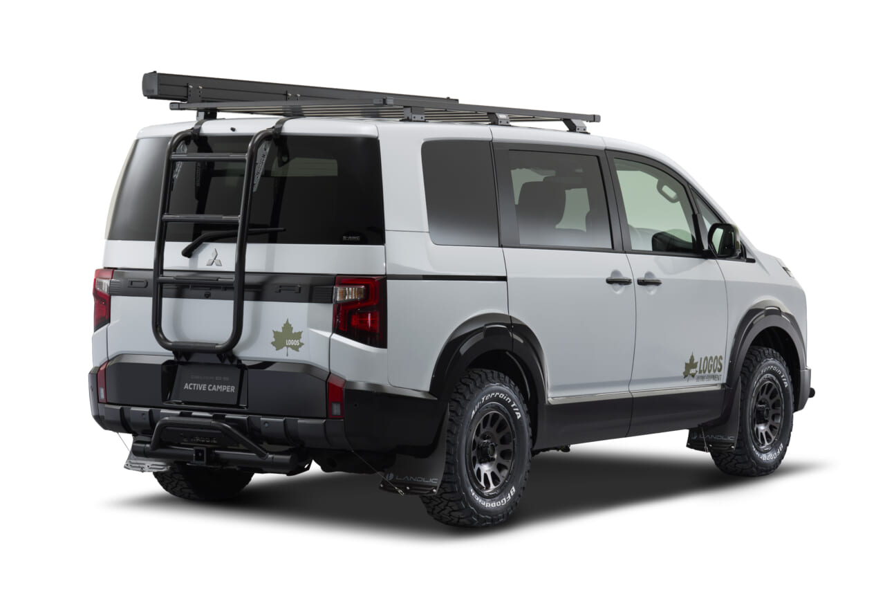 三菱デリカD:5 Active Camperロゴスエディション　後方｜「ベッド展開OK！」アウトドア心を刺激する激熱コラボに胸が高鳴る。ミニバンの常識を超えた、走れるキャンプ拠点。