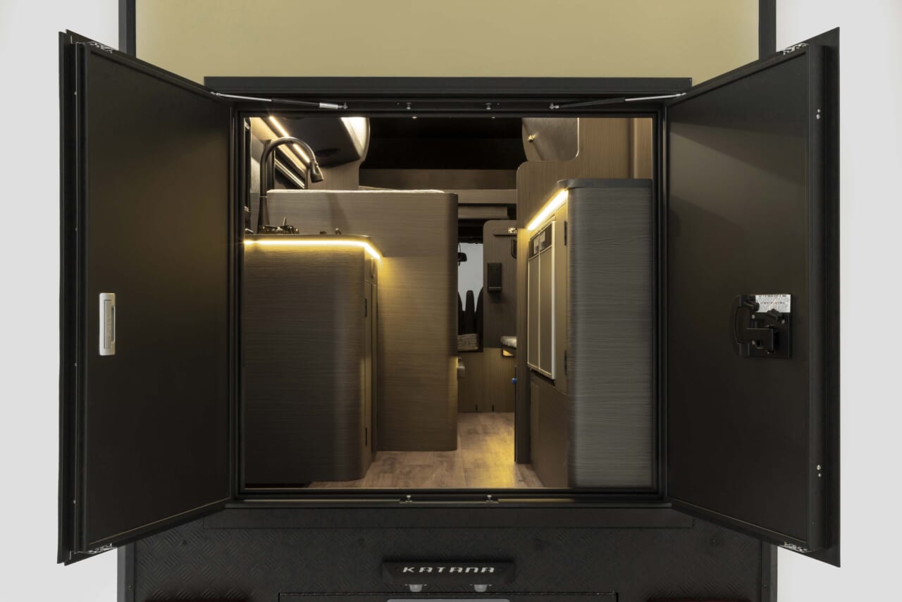 ｜「トヨタ車がここまで…」「今まで見たことない」使い勝手の良い設計、長期滞在も可能。忖度無しに最高の住まい。