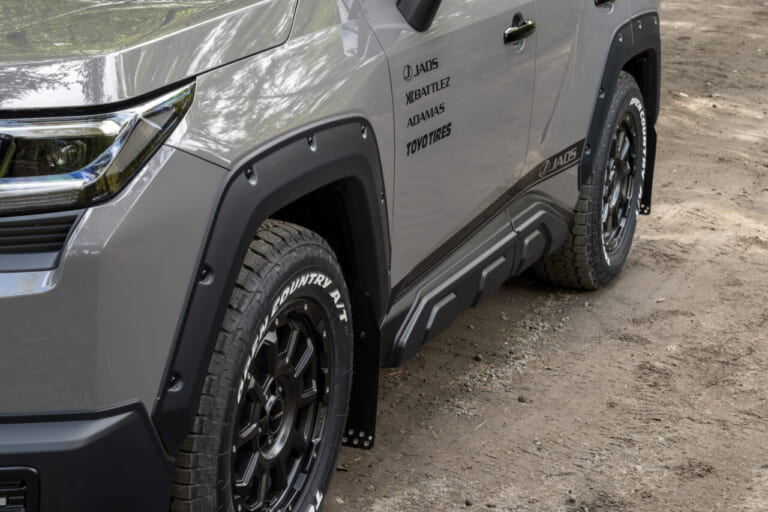RAV4 アドベンチャーに装着された、JAOS フェンダーガーニッシュ type-X｜「こんなに雰囲気が変わるんだ…」トヨタ 新型RAV4のカスタマイズ車両がド迫力すぎてヤバい！ タフでワイルドなSUVに大変身！