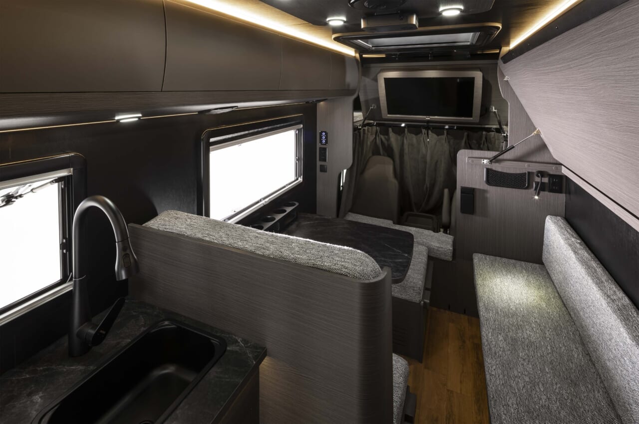 ｜「トヨタ車がここまで…」「今まで見たことない」使い勝手の良い設計、長期滞在も可能。忖度無しに最高の住まい。