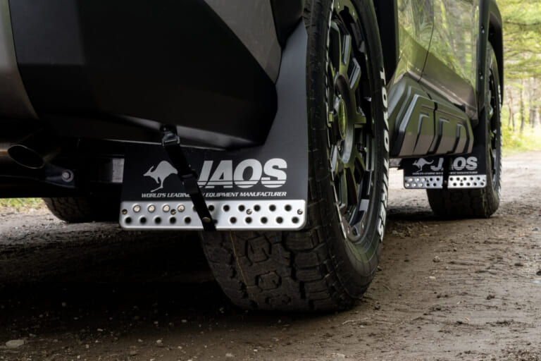 RAV4 アドベンチャーに装着された、JAOS マッドガードⅢセット（ブラック）｜「こんなに雰囲気が変わるんだ…」トヨタ 新型RAV4のカスタマイズ車両がド迫力すぎてヤバい！ タフでワイルドなSUVに大変身！