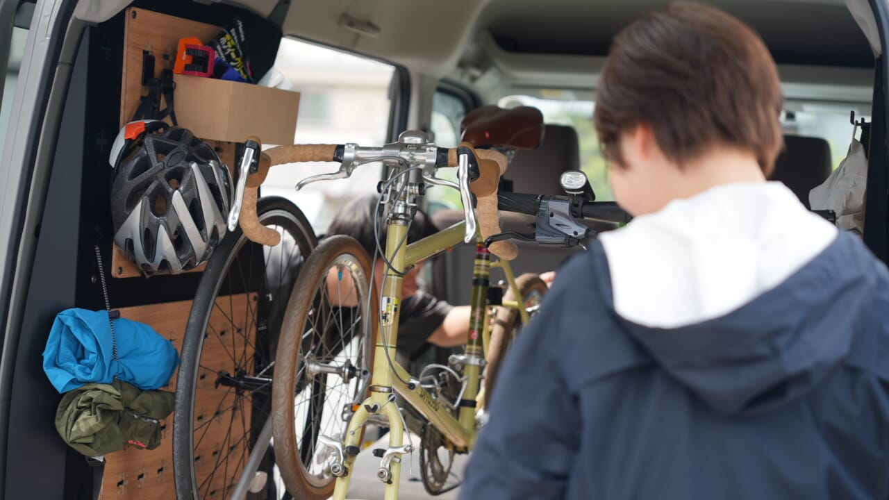 ｜「これは欲しい…」「収納の最終形態」100均で拡張可能、タフで重量物も安心の強度。PC周辺機器やガジェットを配置しても良いかも。