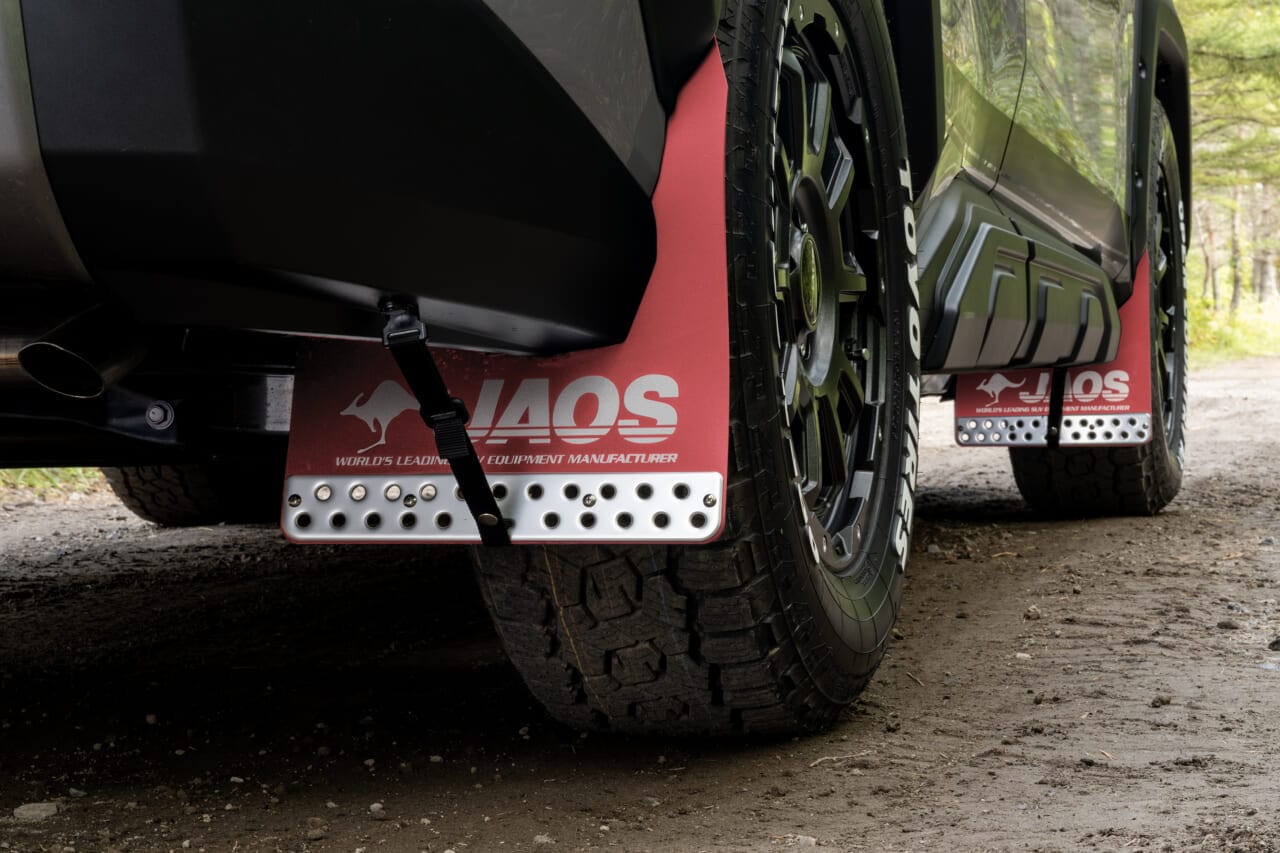 RAV4 アドベンチャーに装着された、JAOS マッドガードⅢセット（レッド）｜「こんなに雰囲気が変わるんだ…」トヨタ 新型RAV4のカスタマイズ車両がド迫力すぎてヤバい！ タフでワイルドなSUVに大変身！