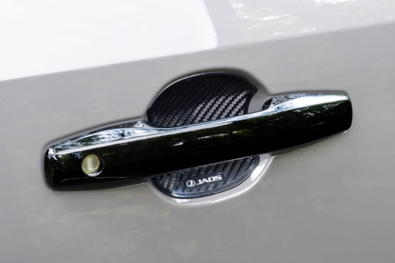 RAV4 アドベンチャーに装着された、JAOS ドアハンドルプロテクター（カーボン調）｜「こんなに雰囲気が変わるんだ…」トヨタ 新型RAV4のカスタマイズ車両がド迫力すぎてヤバい！ タフでワイルドなSUVに大変身！