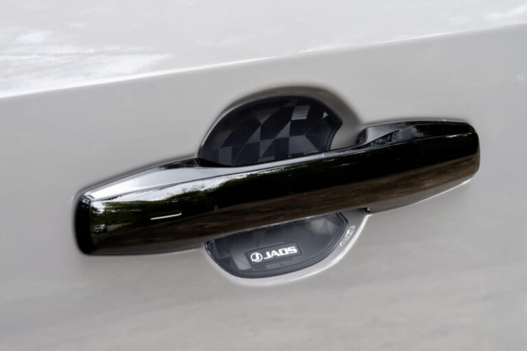 RAV4 アドベンチャーに装着された、JAOS ドアハンドルプロテクター（ジオメトリック）｜「こんなに雰囲気が変わるんだ…」トヨタ 新型RAV4のカスタマイズ車両がド迫力すぎてヤバい！ タフでワイルドなSUVに大変身！