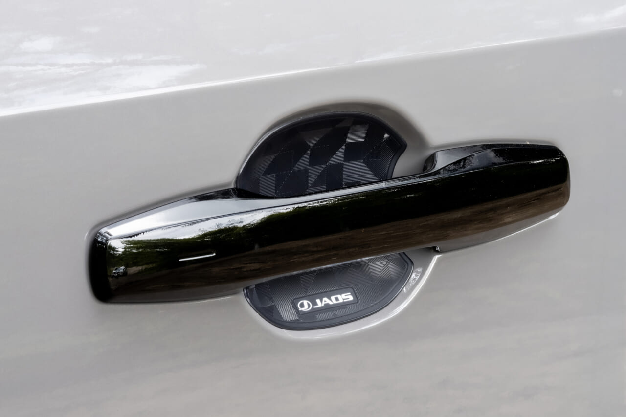 RAV4 アドベンチャーに装着された、JAOS ドアハンドルプロテクター（ジオメトリック）｜「こんなに雰囲気が変わるんだ…」トヨタ 新型RAV4のカスタマイズ車両がド迫力すぎてヤバい！ タフでワイルドなSUVに大変身！