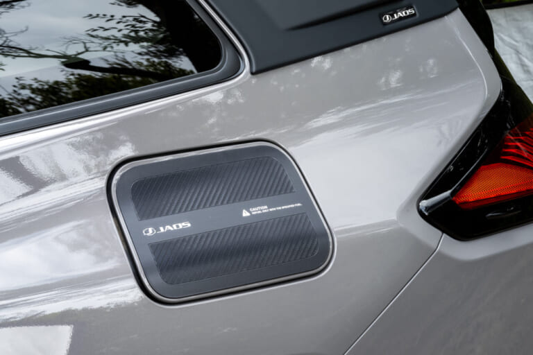 RAV4 アドベンチャーに装着された、JAOS フューエルリッドプロテクター｜「こんなに雰囲気が変わるんだ…」トヨタ 新型RAV4のカスタマイズ車両がド迫力すぎてヤバい！ タフでワイルドなSUVに大変身！