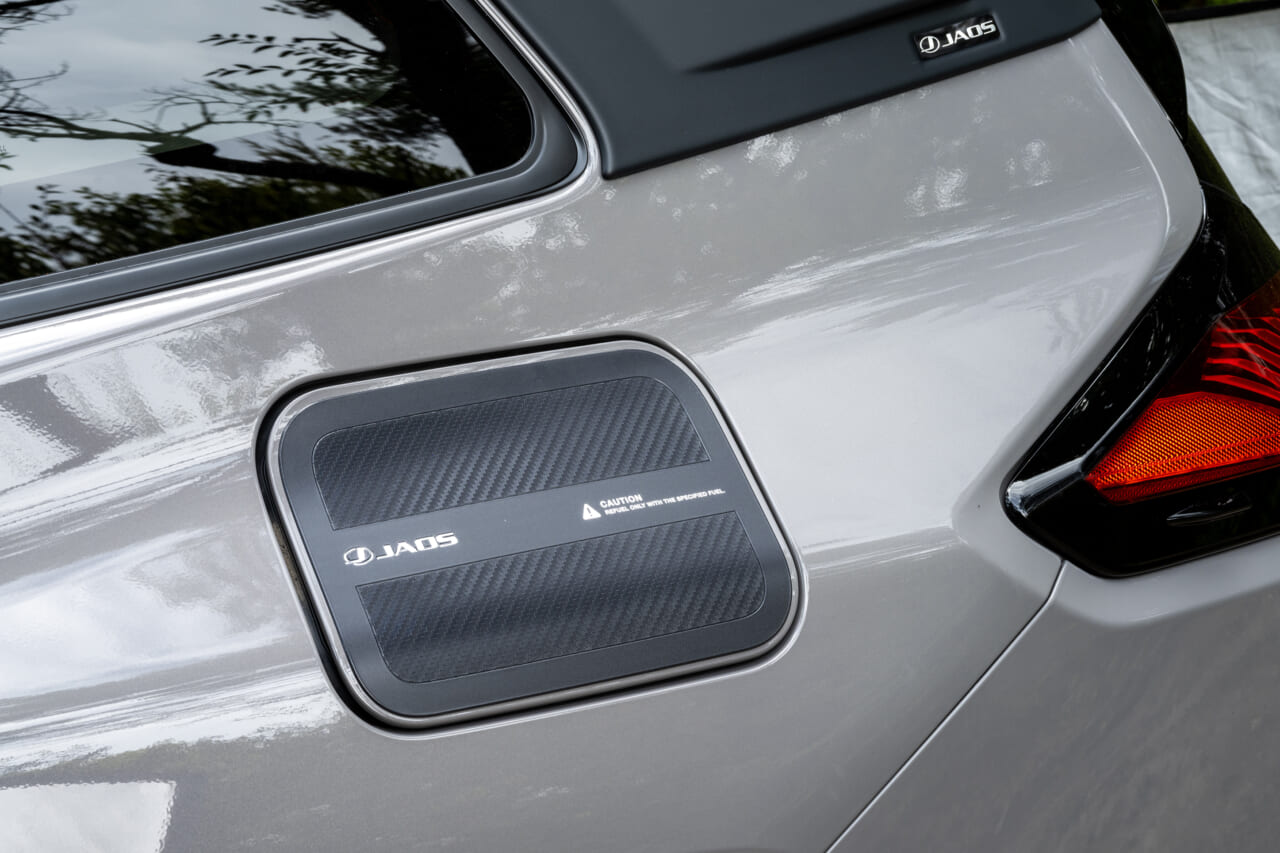 RAV4 アドベンチャーに装着された、JAOS フューエルリッドプロテクター｜「こんなに雰囲気が変わるんだ…」トヨタ 新型RAV4のカスタマイズ車両がド迫力すぎてヤバい！ タフでワイルドなSUVに大変身！