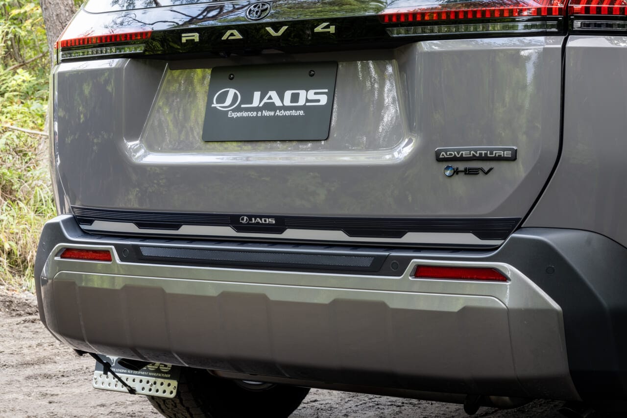 RAV4 アドベンチャーに装着された、RAV4 アドベンチャーに装着された、｜「こんなに雰囲気が変わるんだ…」トヨタ 新型RAV4のカスタマイズ車両がド迫力すぎてヤバい！ タフでワイルドなSUVに大変身！