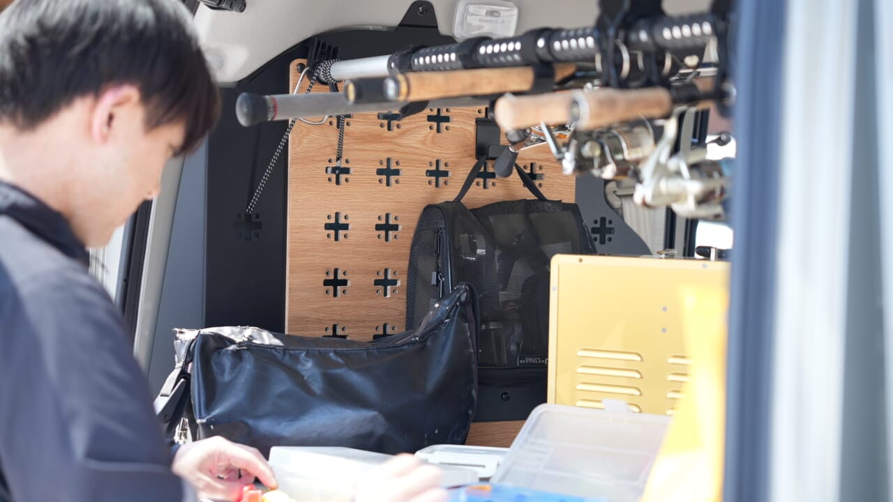 ｜「これは欲しい…」「収納の最終形態」100均で拡張可能、タフで重量物も安心の強度。PC周辺機器やガジェットを配置しても良いかも。