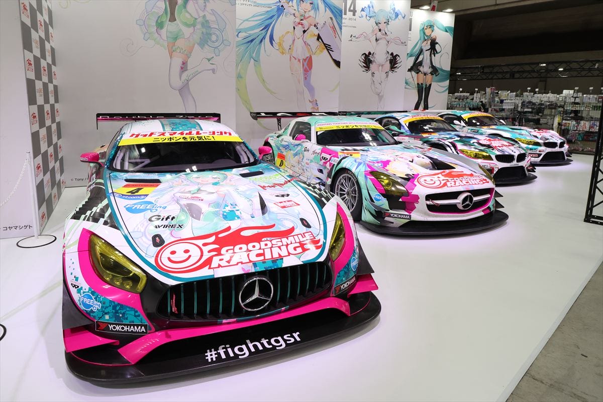 ワンダーフェスティバル2026冬でのグッドスマイルレーシングのブース｜グッドスマイルレーシング、2026シーズンのマシンカラーリングを2月8日に幕張メッセのフィギュアイベントで発表！