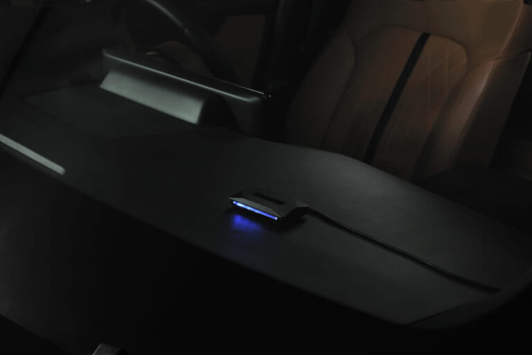 バリケード ナイトシグナル ハイパー ［カーメイト］を車内に設置した画像｜「これは強烈…」従来比5倍の強力さを実現しながらバッテリーにも配慮。2000年代前半のブランド「BARRICADO」が復活し再始動！