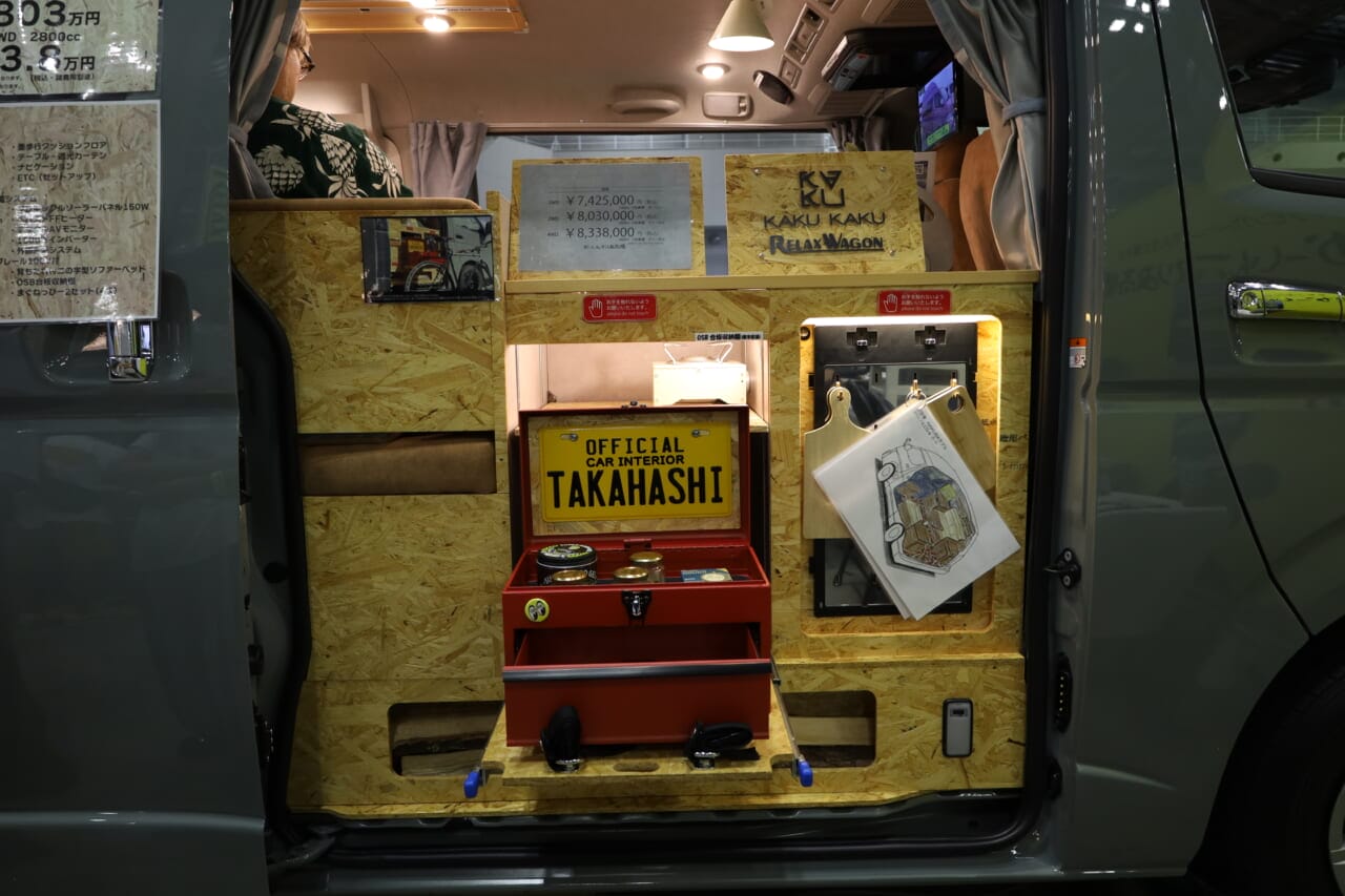 |「思わず二度見」「これは驚いた…」ドアを開いた瞬間テンション爆アガり。もはや住めるのでは? 標準装備で冷暖房も電源も完備。