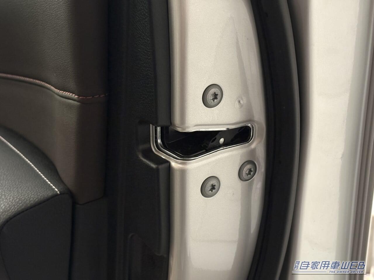 210系 トヨタ クラウンの、運転席側のドア｜「そこに付けて意味あるんだ…」小さなパーツで驚きの効果。簡単取り付けで愛車の性能が向上。安心のアイシン製アイテムを紹介