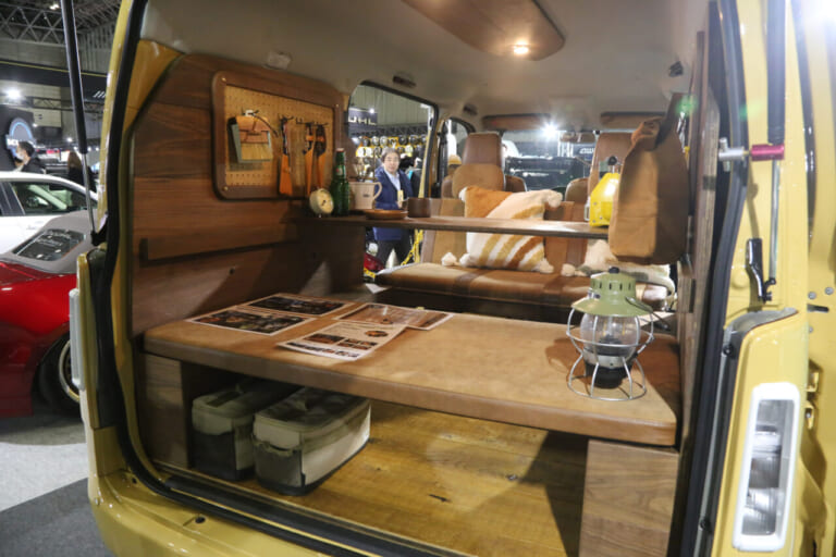 職人技が息づく「動くログハウス」。タウンエースを「木の魔法」で仕上げた温もり空間のキャンピングカー