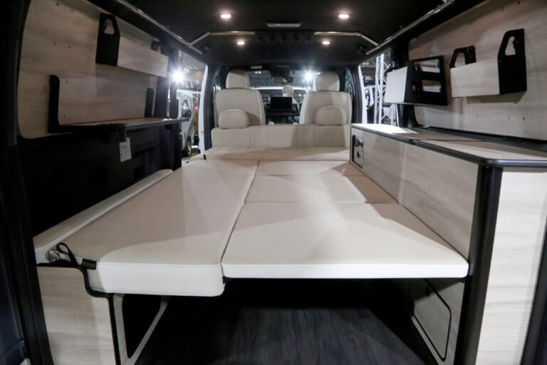 仕事・遊び・車中泊を1台で完結できるハイエース。「シンプル」だけど「高機能」。これでいいんだと納得できる実力車が新登場