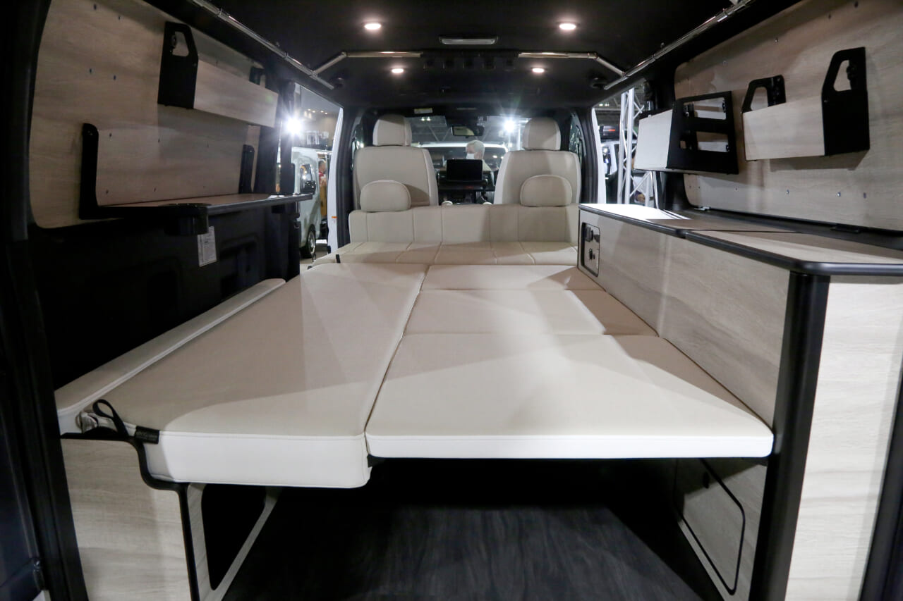 仕事・遊び・車中泊を1台で完結できるハイエース。「シンプル」だけど「高機能」。これでいいんだと納得できる実力車が新登場