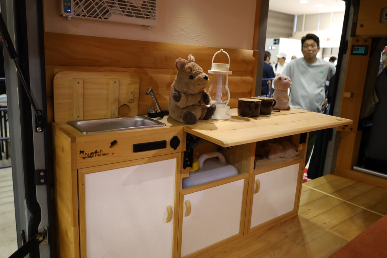 ｜「これは機能的…」ひとり旅がよく似合う。グッとくる素材とオシャレ感。絶妙サイズのキャンピングカー