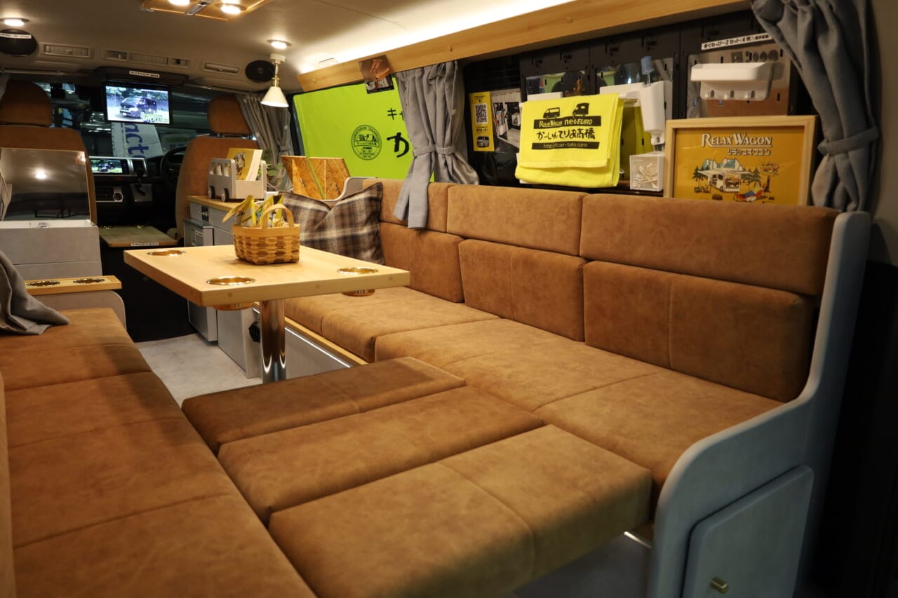 |「思わず二度見」「これは驚いた…」ドアを開いた瞬間テンション爆アガり。もはや住めるのでは? 標準装備で冷暖房も電源も完備。