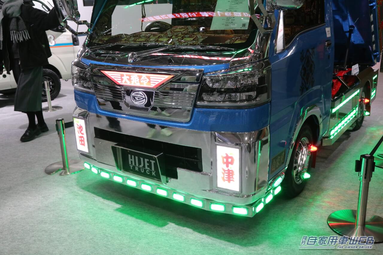 |金華山にシャンデリア…内装もガチ。ダイハツ公式デコトラは、外見も素晴らしいけど、室内はさらに凄かった!