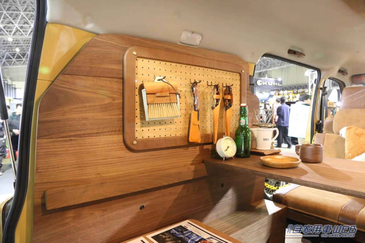｜職人技が息づく「動くログハウス」。タウンエースを「木の魔法」で仕上げた温もり空間のキャンピングカー