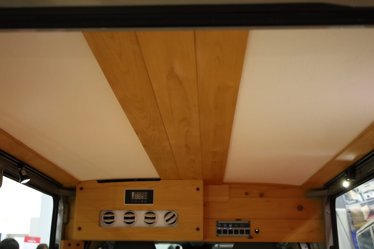 ｜「これは機能的…」ひとり旅がよく似合う。グッとくる素材とオシャレ感。絶妙サイズのキャンピングカー