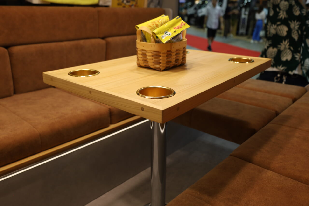 ｜「思わず二度見」「これは驚いた…」ドアを開いた瞬間テンション爆アガり。もはや住めるのでは？ 標準装備で冷暖房も電源も完備。