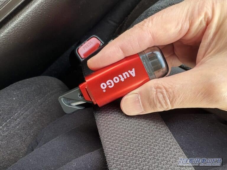 AutoGo 緊急脱出ハンマーの、シートベルトカッターの使用方法を解説する画像｜「あっ…そうやって使うの？」「見た目からは想像つかない」コンパクトボディに2つの機能。車種問わず対応。クルマのキーに付けておきたいアイテムを紹介。