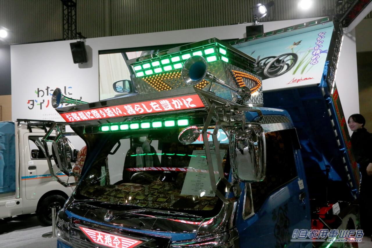 |金華山にシャンデリア…内装もガチ。ダイハツ公式デコトラは、外見も素晴らしいけど、室内はさらに凄かった!