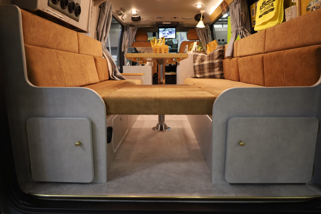 |「思わず二度見」「これは驚いた…」ドアを開いた瞬間テンション爆アガり。もはや住めるのでは? 標準装備で冷暖房も電源も完備。