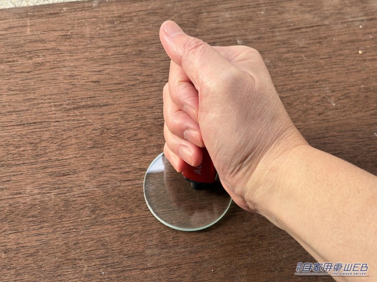 ｜「あっ…そうやって使うの？」「見た目からは想像つかない」コンパクトボディに2つの機能。車種問わず対応。クルマのキーに付けておきたいアイテムを紹介。