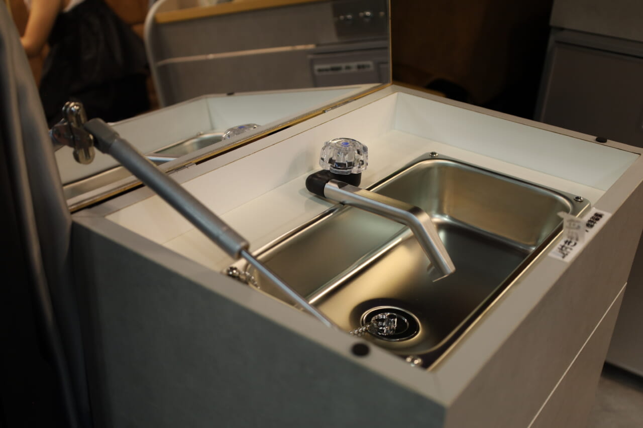 |「思わず二度見」「これは驚いた…」ドアを開いた瞬間テンション爆アガり。もはや住めるのでは? 標準装備で冷暖房も電源も完備。