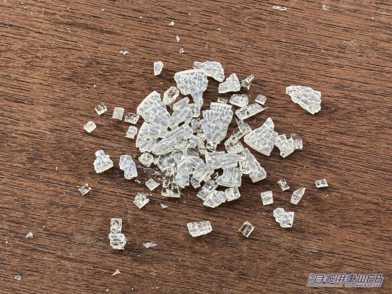 |「あっ…そうやって使うの?」「見た目からは想像つかない」コンパクトボディに2つの機能。車種問わず対応。クルマのキーに付けておきたいアイテムを紹介。