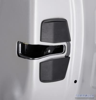 ドアスタビライザーのドア側プレート取り付け例|「そこに付けて意味あるんだ…」小さなパーツで驚きの効果。簡単取り付けで愛車の性能が向上。安心のアイシン製アイテムを紹介