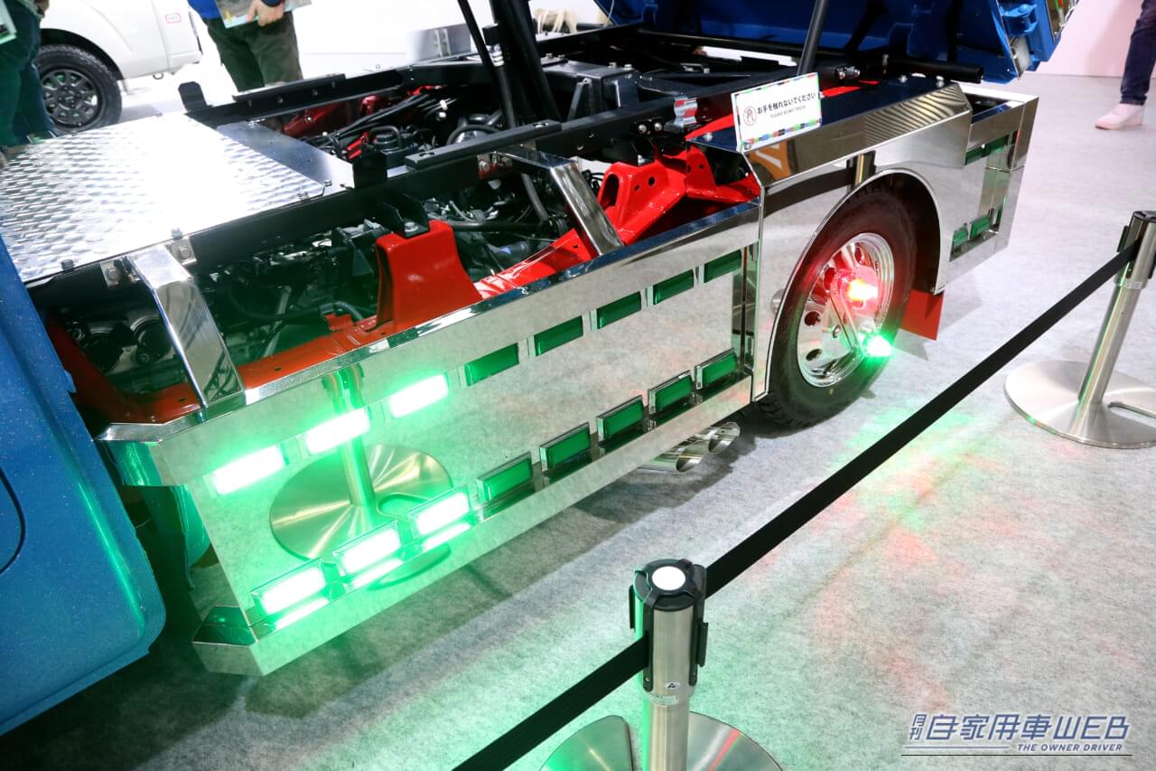 ｜金華山にシャンデリア…内装もガチ。ダイハツ公式デコトラは、外見も素晴らしいけど、室内はさらに凄かった！