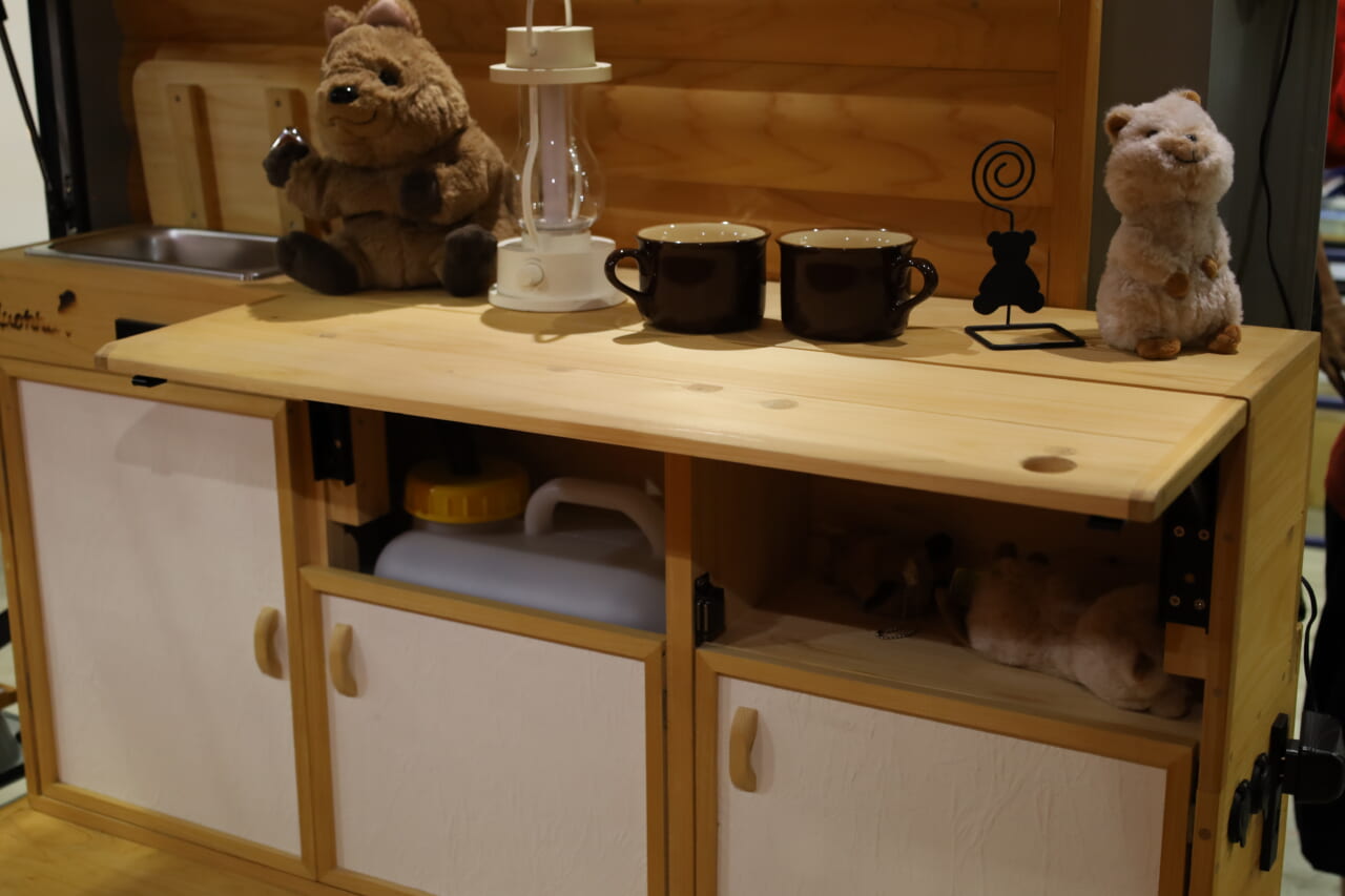 ｜「これは機能的…」ひとり旅がよく似合う。グッとくる素材とオシャレ感。絶妙サイズのキャンピングカー