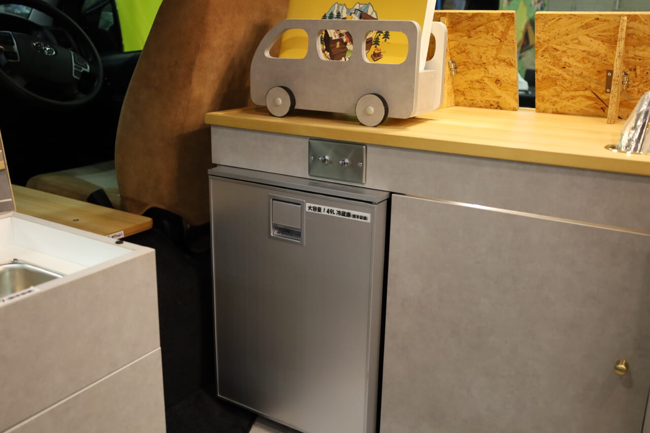 |「思わず二度見」「これは驚いた…」ドアを開いた瞬間テンション爆アガり。もはや住めるのでは? 標準装備で冷暖房も電源も完備。