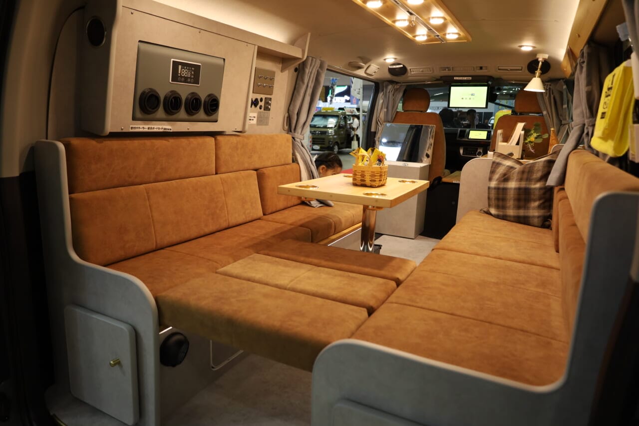 |「思わず二度見」「これは驚いた…」ドアを開いた瞬間テンション爆アガり。もはや住めるのでは? 標準装備で冷暖房も電源も完備。