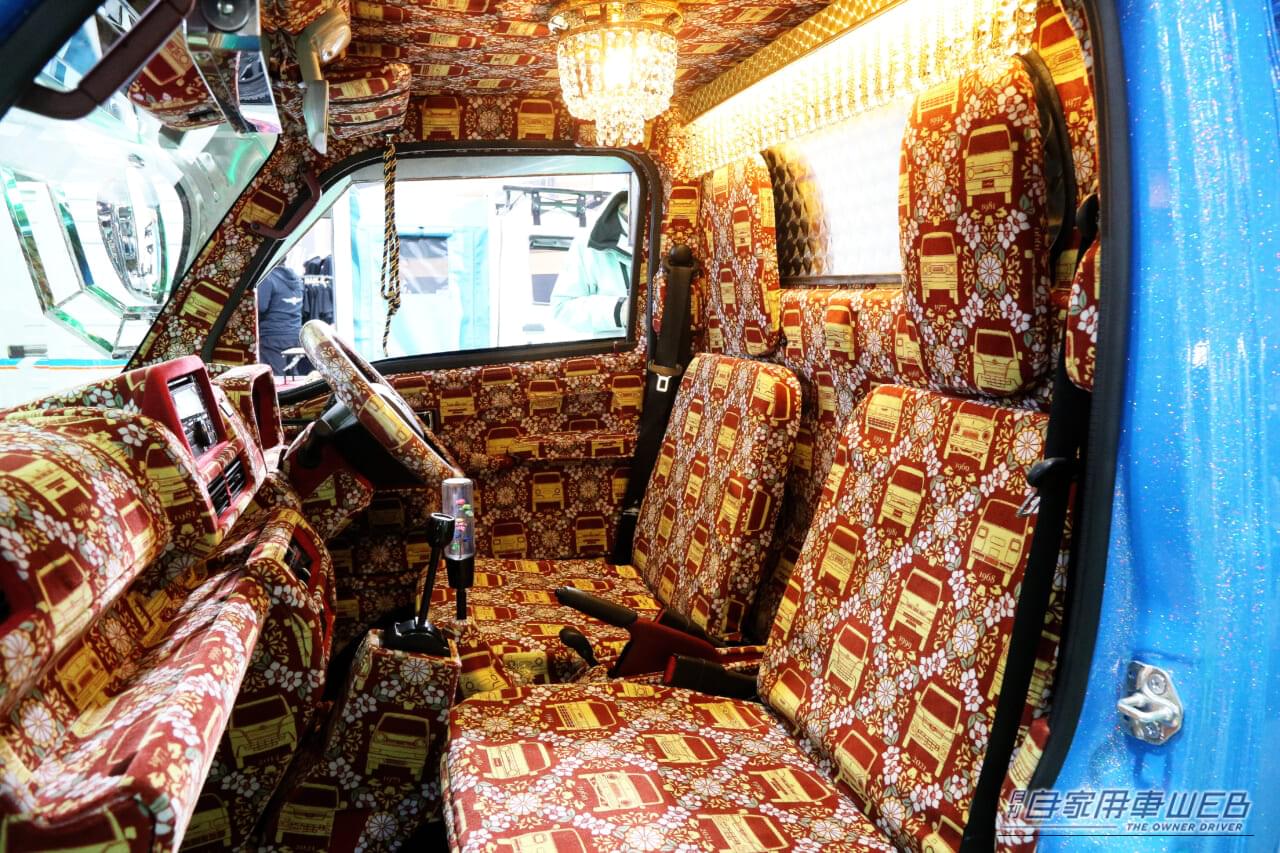 |金華山にシャンデリア…内装もガチ。ダイハツ公式デコトラは、外見も素晴らしいけど、室内はさらに凄かった!