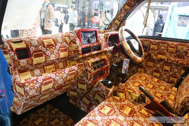 金華山にシャンデリア…内装もガチ。ダイハツ公式デコトラは、外見も素晴らしいけど、室内はさらに凄かった！