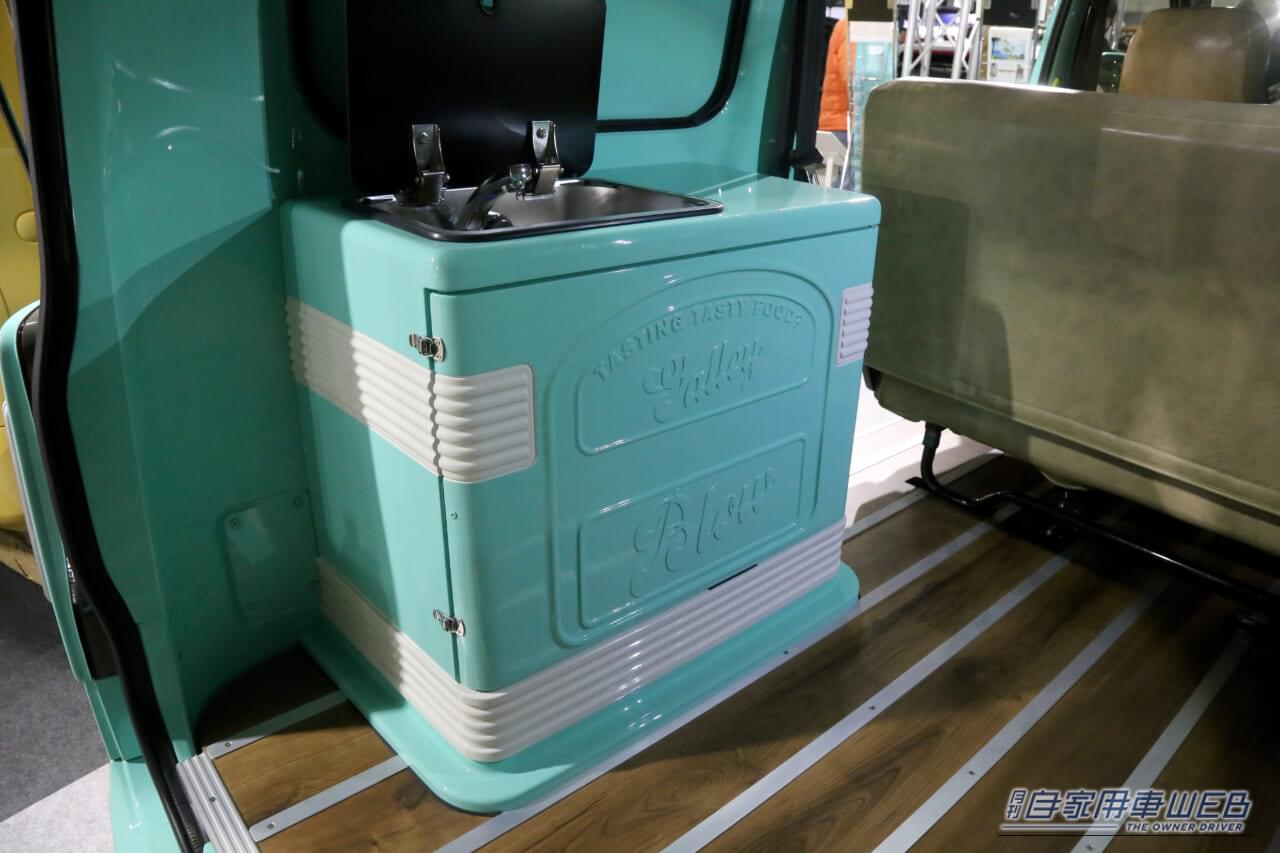 |職人技が息づく「動くログハウス」。タウンエースを「木の魔法」で仕上げた温もり空間のキャンピングカー