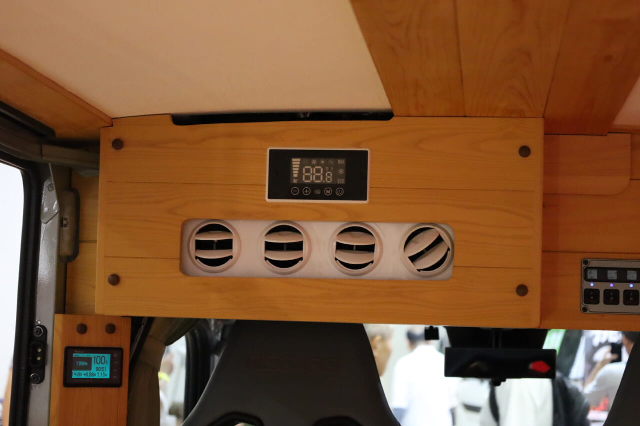 ｜「これは機能的…」ひとり旅がよく似合う。グッとくる素材とオシャレ感。絶妙サイズのキャンピングカー