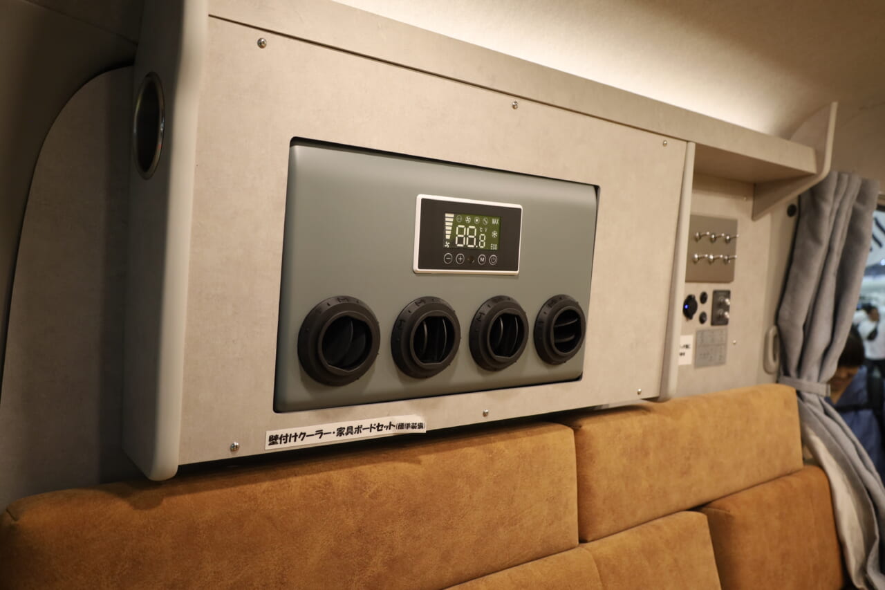 |「思わず二度見」「これは驚いた…」ドアを開いた瞬間テンション爆アガり。もはや住めるのでは? 標準装備で冷暖房も電源も完備。